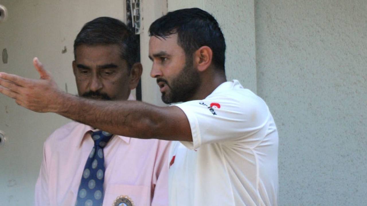 Parthiv Patel in conversation with match referee Chinmaya Sharma soon after his dismissal&nbsp;&nbsp;&bull;&nbsp;&nbsp;ESPNcricinfo Ltd