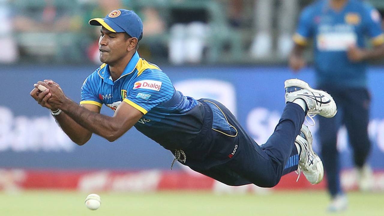 Nuwan Kulasekara couldn't hold a swirling catch in the final over, South Africa v Sri Lanka, 3rd T20, Cape Town, January 25, 2017