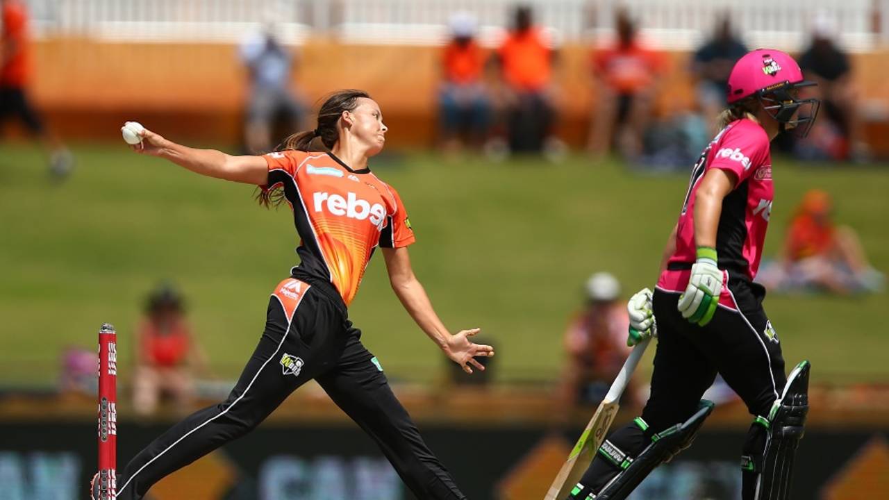 Piepa Cleary delivers a ball, Perth Scorchers v Sydney Sixers, Women's BBL 2016-2017, Perth, January 28, 2017