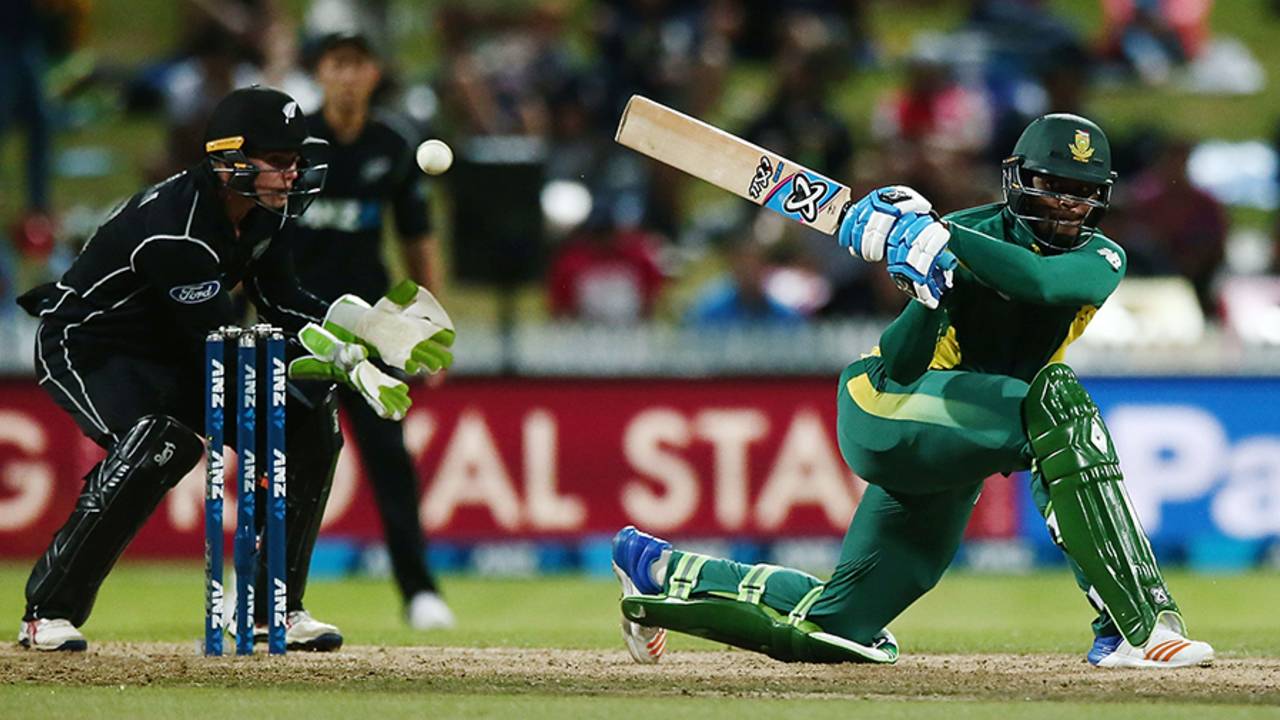 Andile Phehlukwayo sweeps the ball, New Zealand v South Africa, 1st ODI, Hamilton, February 19, 2017