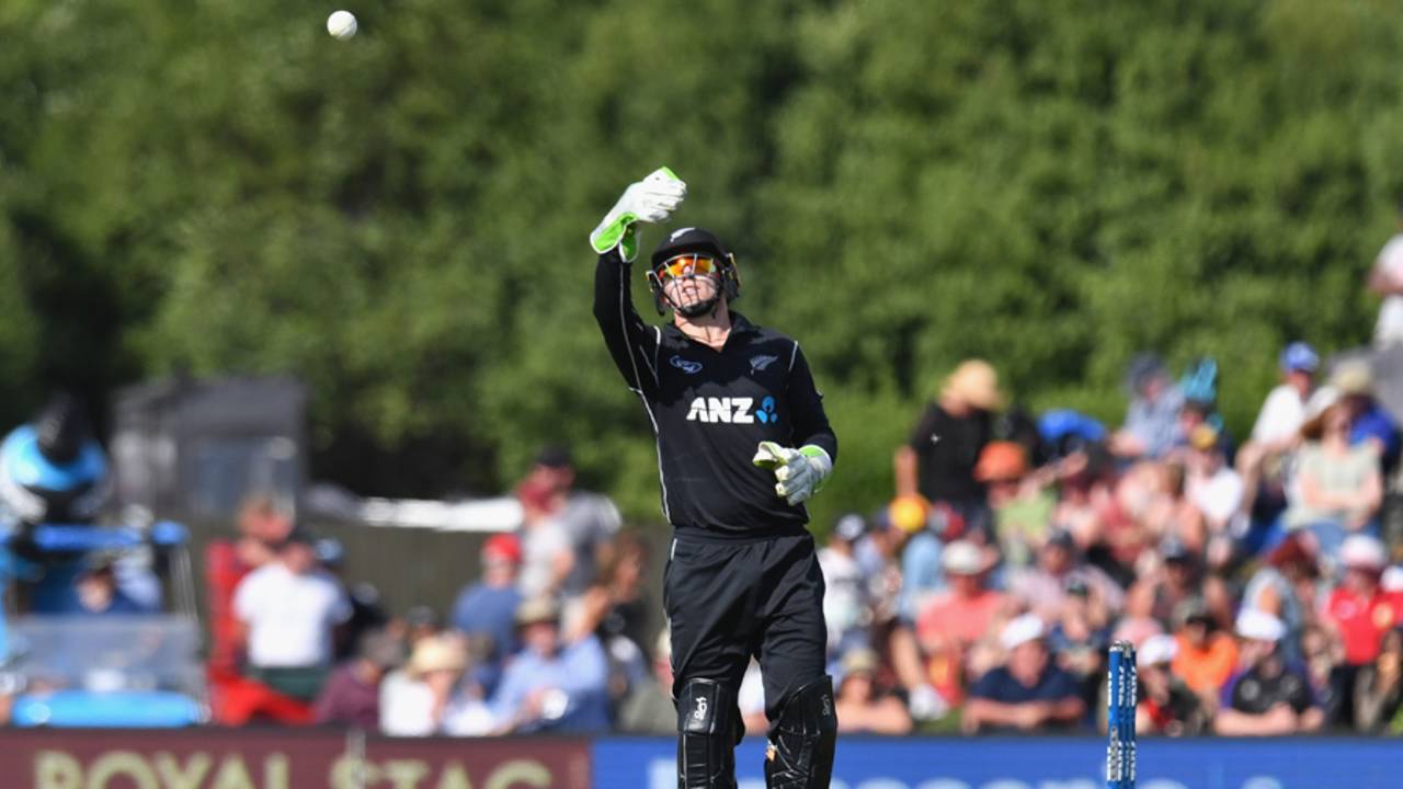 Tom Latham lobs the ball to a team-mate, New Zealand v South Africa, 2nd ODI, Christchurch, February 22, 2017