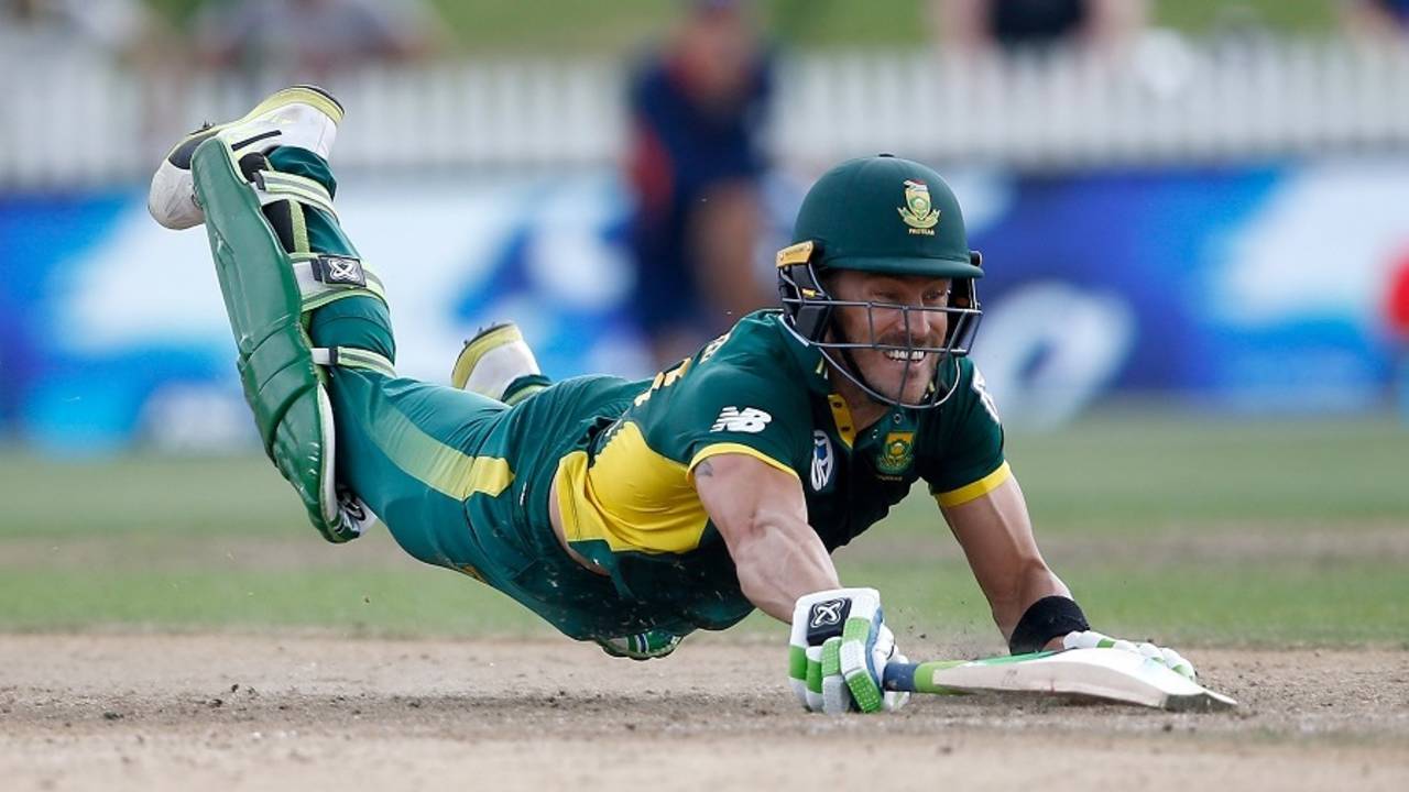 Faf du Plessis dives to make his ground, New Zealand v South Africa, 4th ODI, Hamilton, March 1, 2017