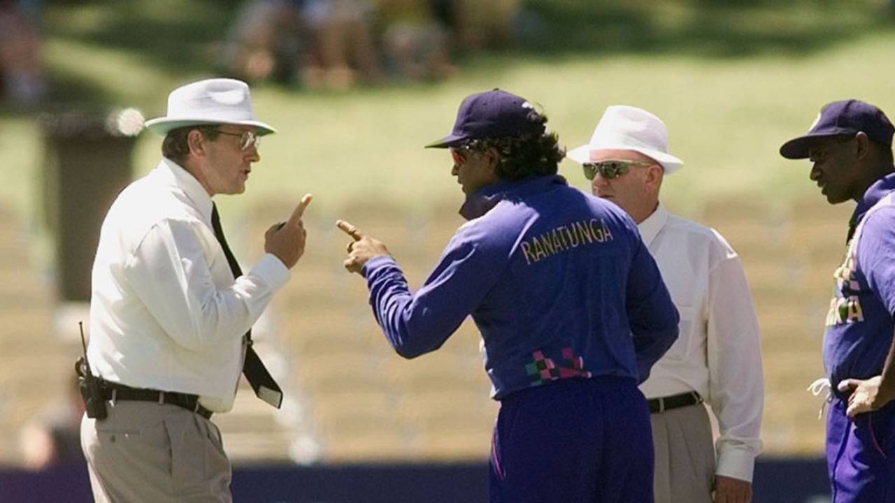 Arjuna Ranatunga and Ross Emerson get into a finger-wagging argument, England v Sri Lanka, Adelaide, January 23, 1999