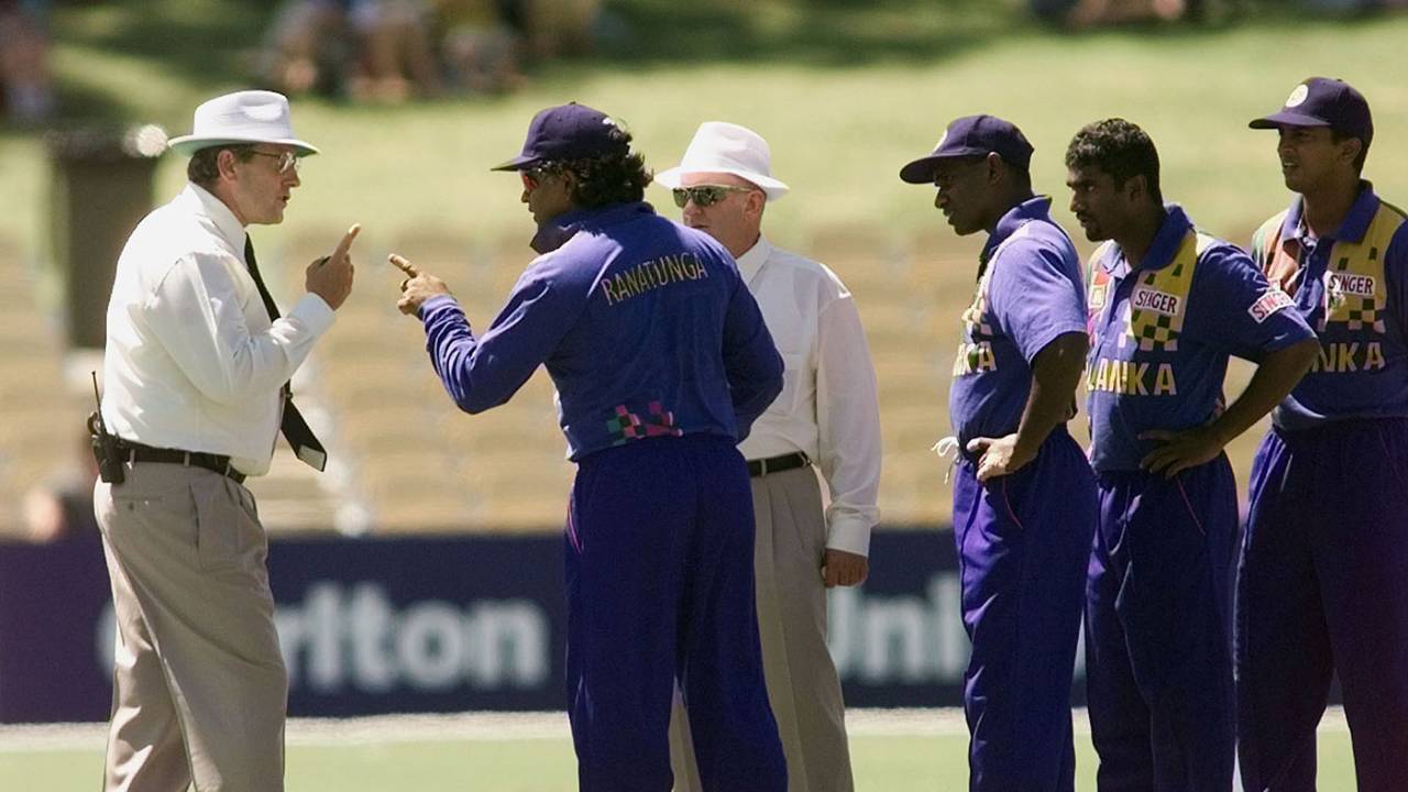 Arjuna Ranatunga and Ross Emerson get into a finger-wagging argument, England v Sri Lanka, Adelaide, January 23, 1999