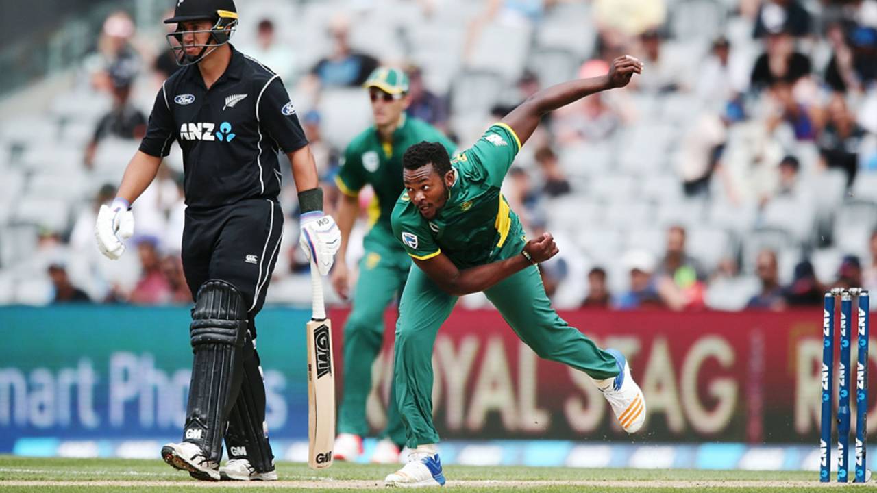Andile Phehlukwayo gets into his delivery stride, New Zealand v South Africa, 5th ODI, Auckland, March 4, 2017