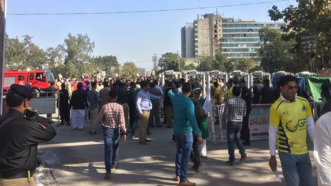 People queue up outside the gates at the Gaddafi stadium, Peshawar Zalmi v Quetta Gladiators, final, PSL 2017, Lahore, March 5, 2017