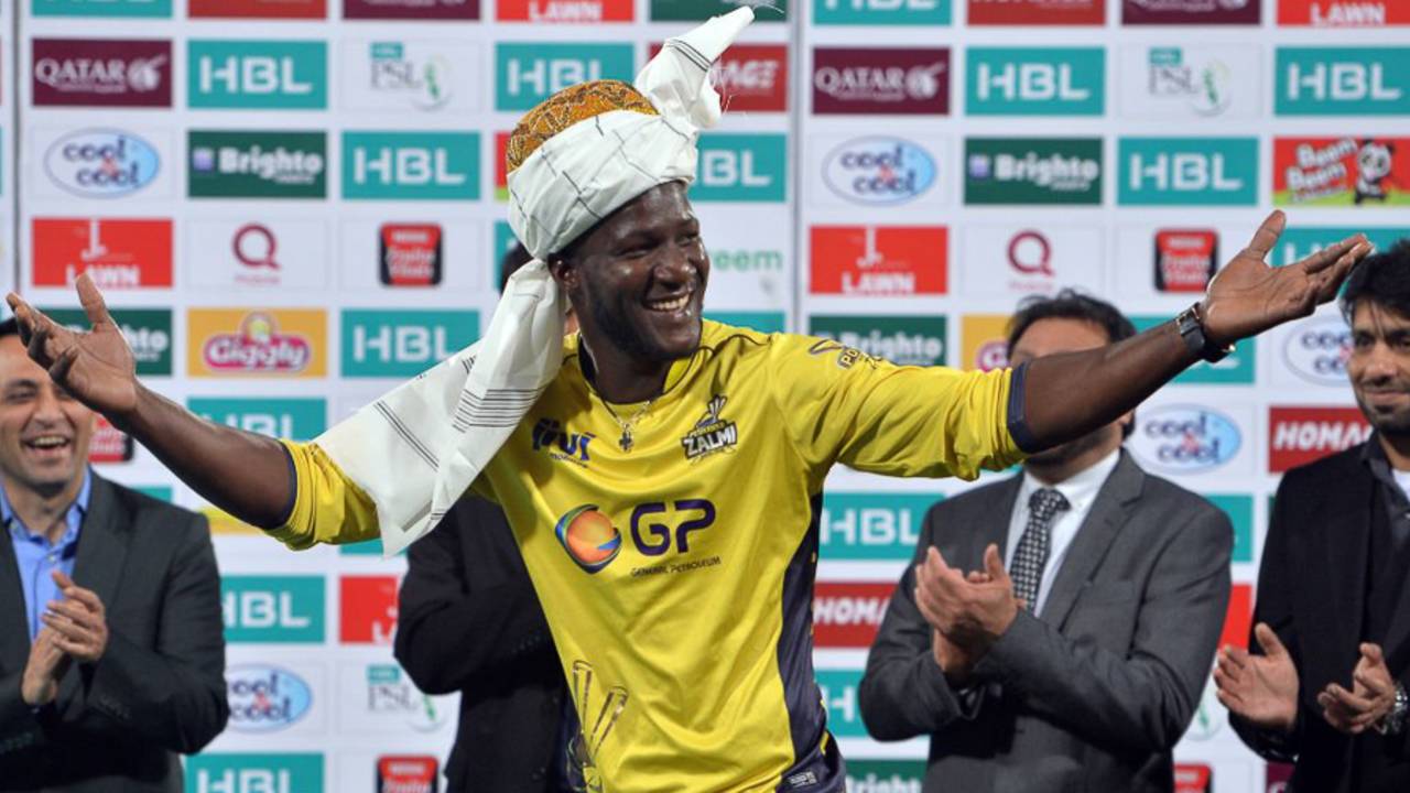 Darren Sammy soaks up victory adulation from the Lahore crowd, Peshawar Zalmi v Quetta Gladiators, PSL 2016-17, final, Lahore, March 5, 2017