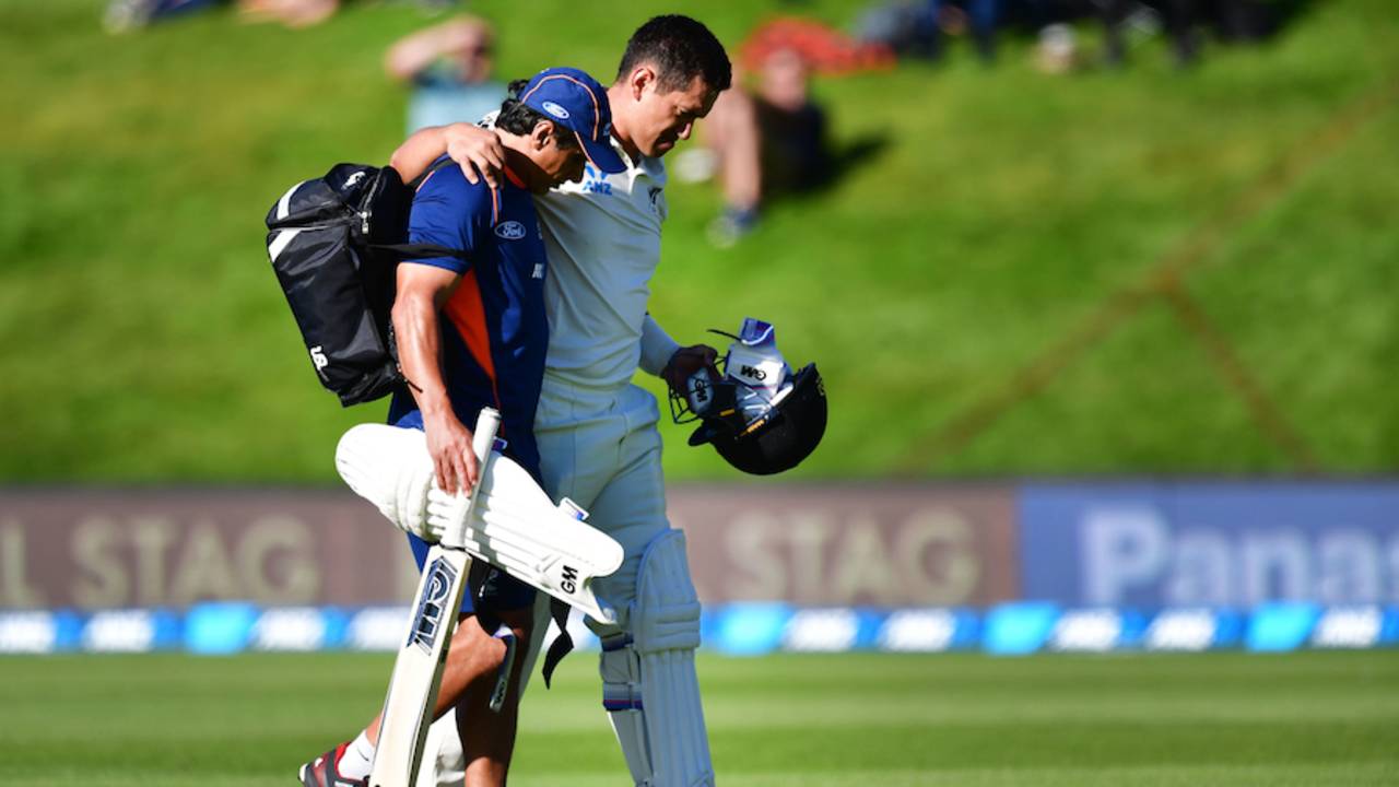 Ross Taylor retired hurt for 8 with an injury, New Zealand v South Africa, 1st Test, Dunedin, 2nd day, March 9, 2017