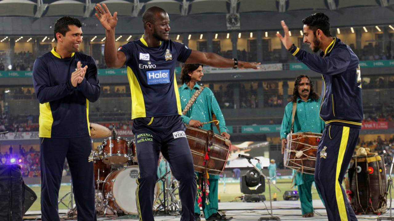 Darren Sammy dances with Pakistan players, Peshawar Zalmi v Quetta Gladiators, Pakistan Super League, Lahore, March 5, 2017