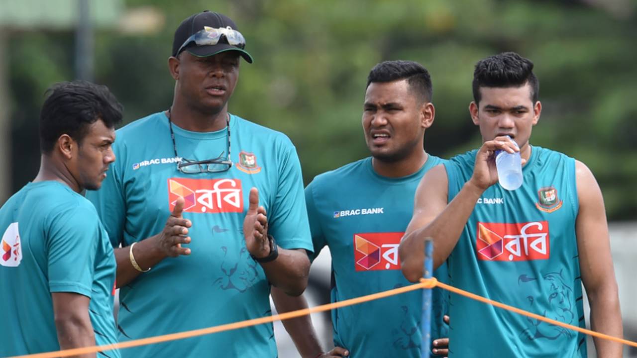 Courtney Walsh chats with Bangladesh seamers Kamrul Islam, Subashis Roy and Taskin Ahmed during a nets session, Colombo, March 14, 2017