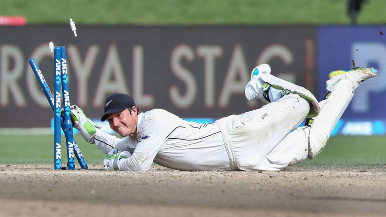 BJ Watling takes off the bails to remove Theunis de Bruyn, New Zealand v South Africa, 3rd Test, Hamilton, 4th day, March 28, 2017