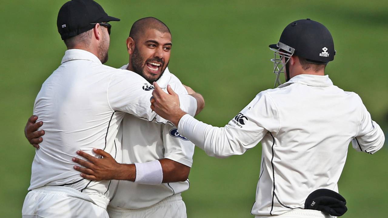 Jeetan Patel celebrates a wicket with his team-mates&nbsp;&nbsp;&bull;&nbsp;&nbsp;Getty Images