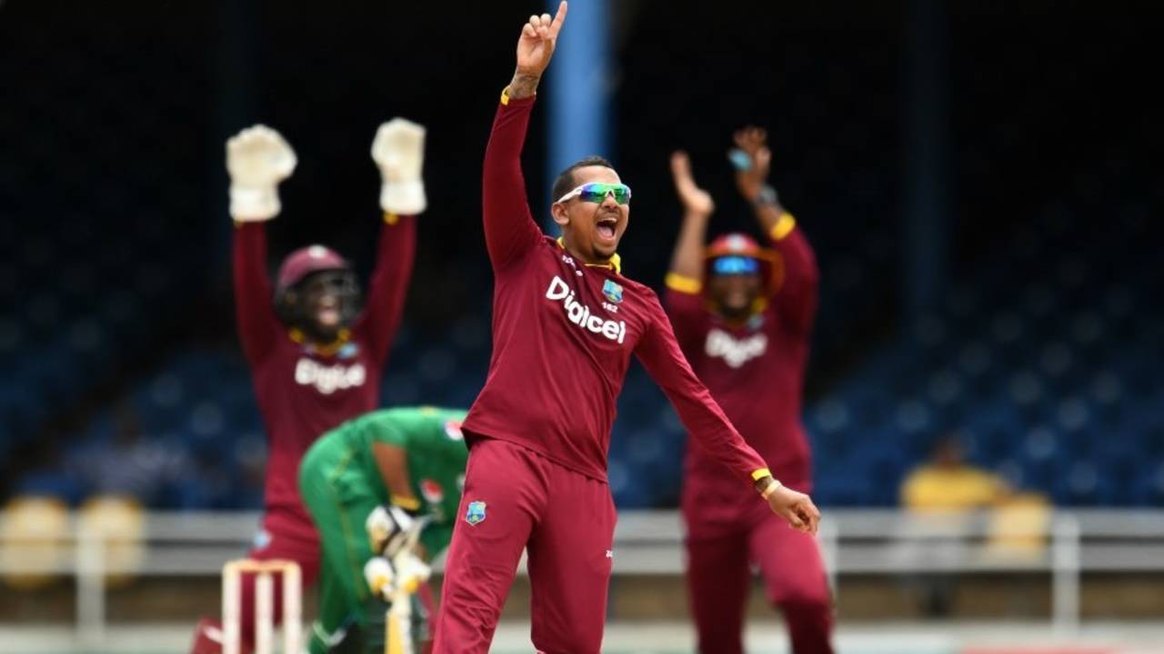 Sunil Narine appeals after trapping Sohail Tanvir in front&nbsp;&nbsp;&bull;&nbsp;&nbsp;AFP
