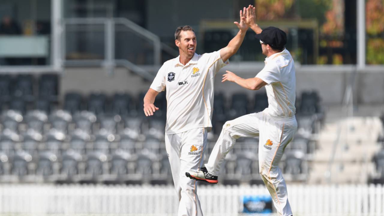 Brent Arnel receives a high-five from his team-mate, Canterbury v Wellington, Plunket Shield, 2nd day, Christchurch, March 30, 2017