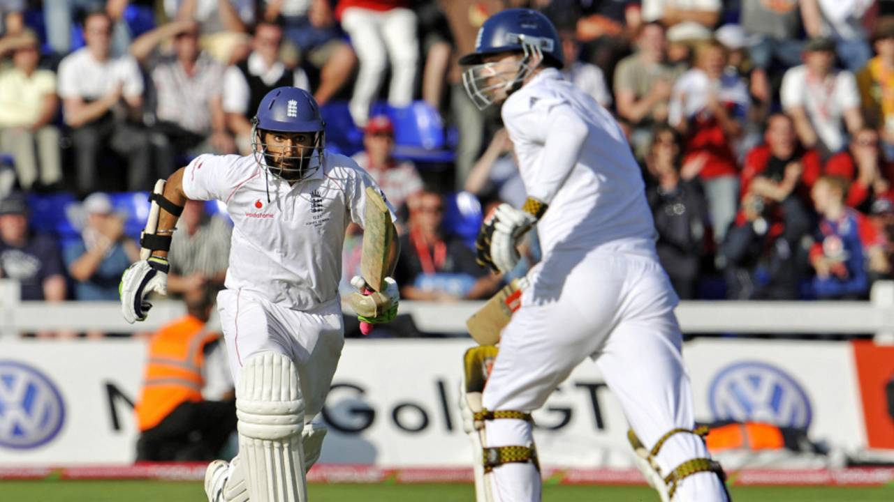 Monty Panesar and James Anderson scramble through for runs, England v Australia, 1st Test, Cardiff, 5th day, July 12, 2009