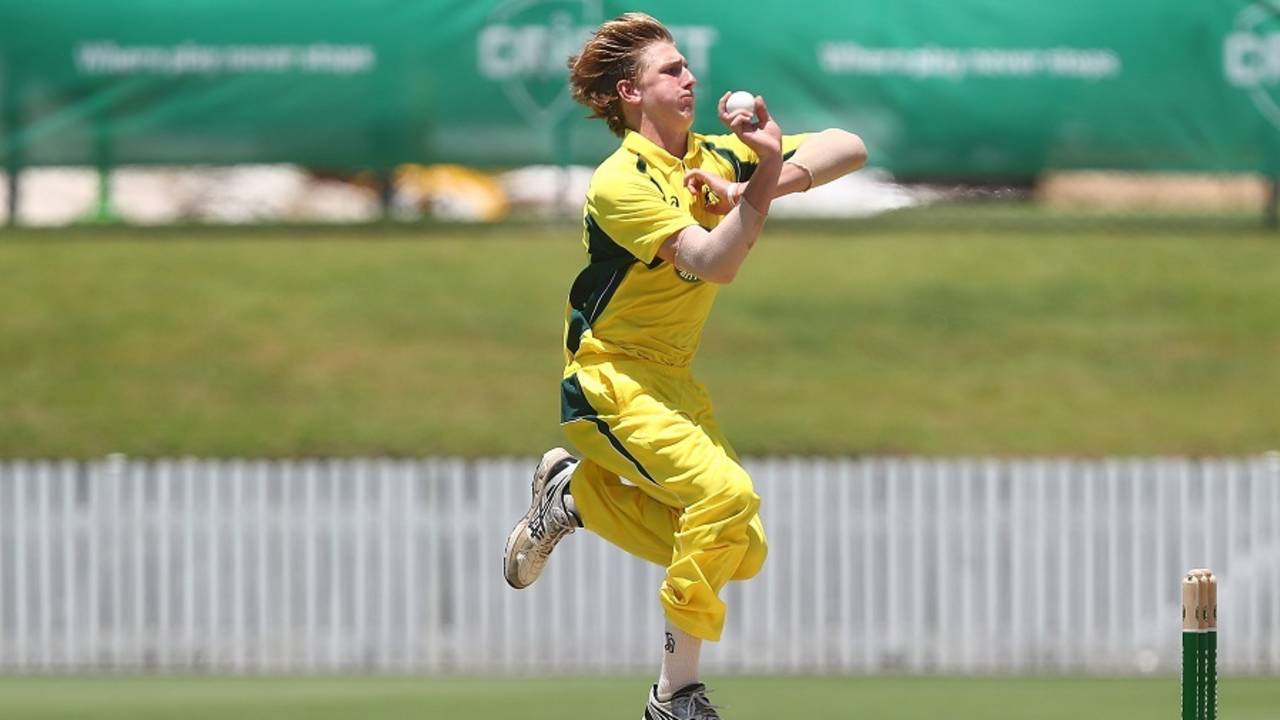 Will Sutherland runs in to bowl, Cricket Australia XI v Pakistanis, tour match, Brisbane, January 10, 2017
