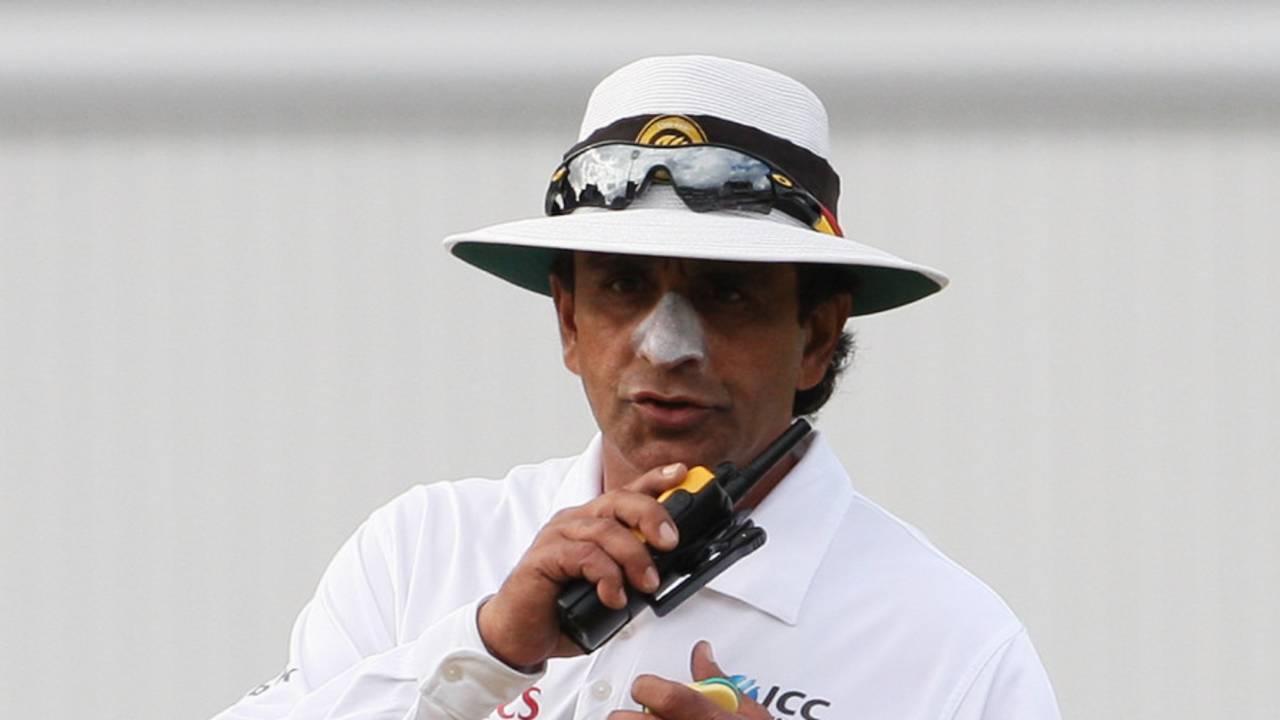 Asad Rauf talks to the third umpire, England v Australia, 5th Test, The Oval, 2nd day, August 21, 2009
