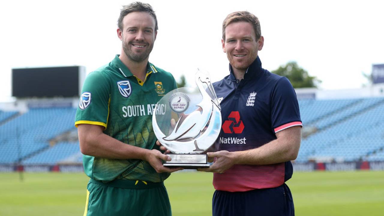 AB de Villiers and Eoin Morgan pose with the series trophy&nbsp;&nbsp;&bull;&nbsp;&nbsp;Getty Images