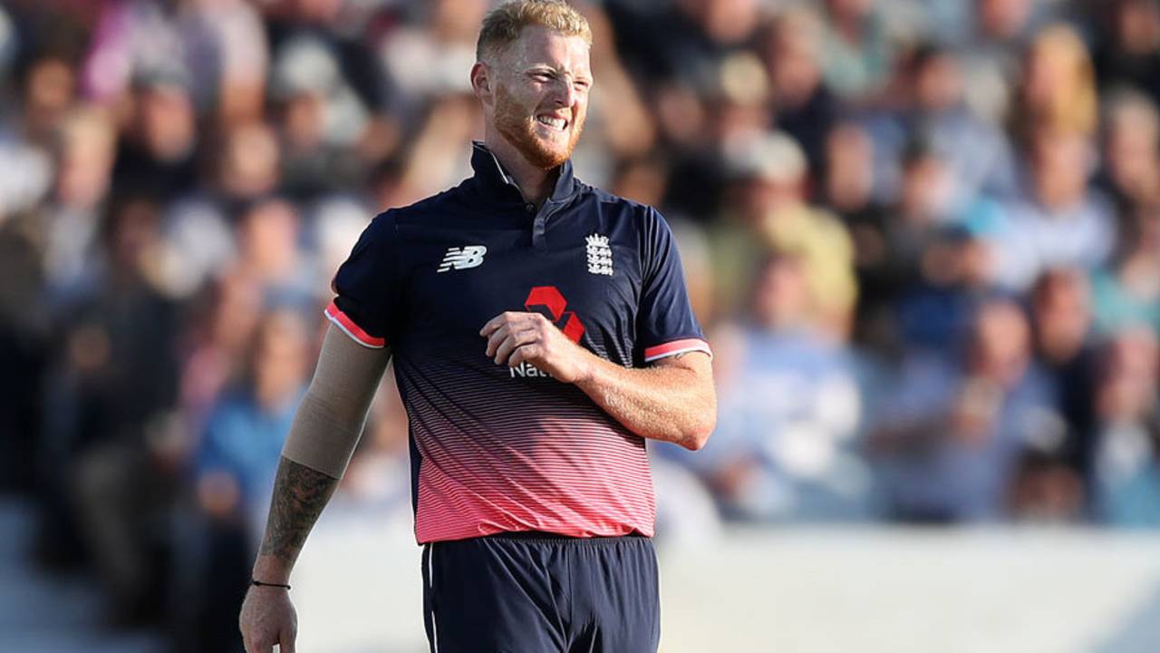 Ben Stokes had to leave the field after feeling pain in his knee, England v South Africa, 1st ODI, Headingley, May 24, 2017