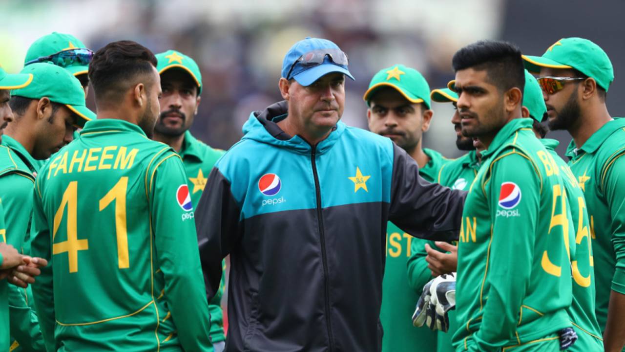 Mickey Arthur addresses the Pakistan team in the huddle&nbsp;&nbsp;&bull;&nbsp;&nbsp;Getty Images