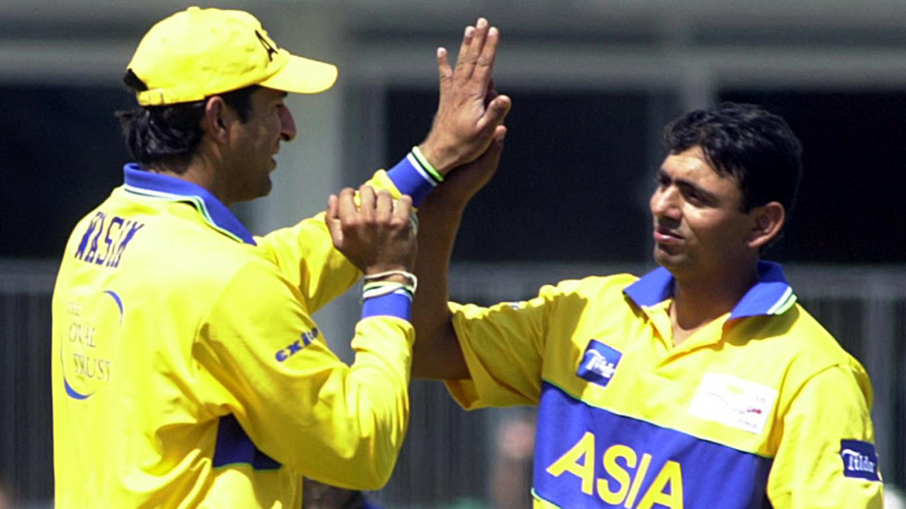 Wasim Akram and Saqlain Mushtaq celebrate a wicket, Asia XI vs Rest of the World XI, The Oval, July 29, 2000