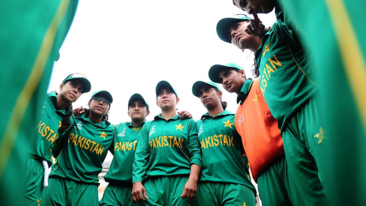 The Pakistan Women's team gets into a huddle, Pakistan v West Indies, warm-up match, Women's World Cup, Grace Park, June 20, 2017