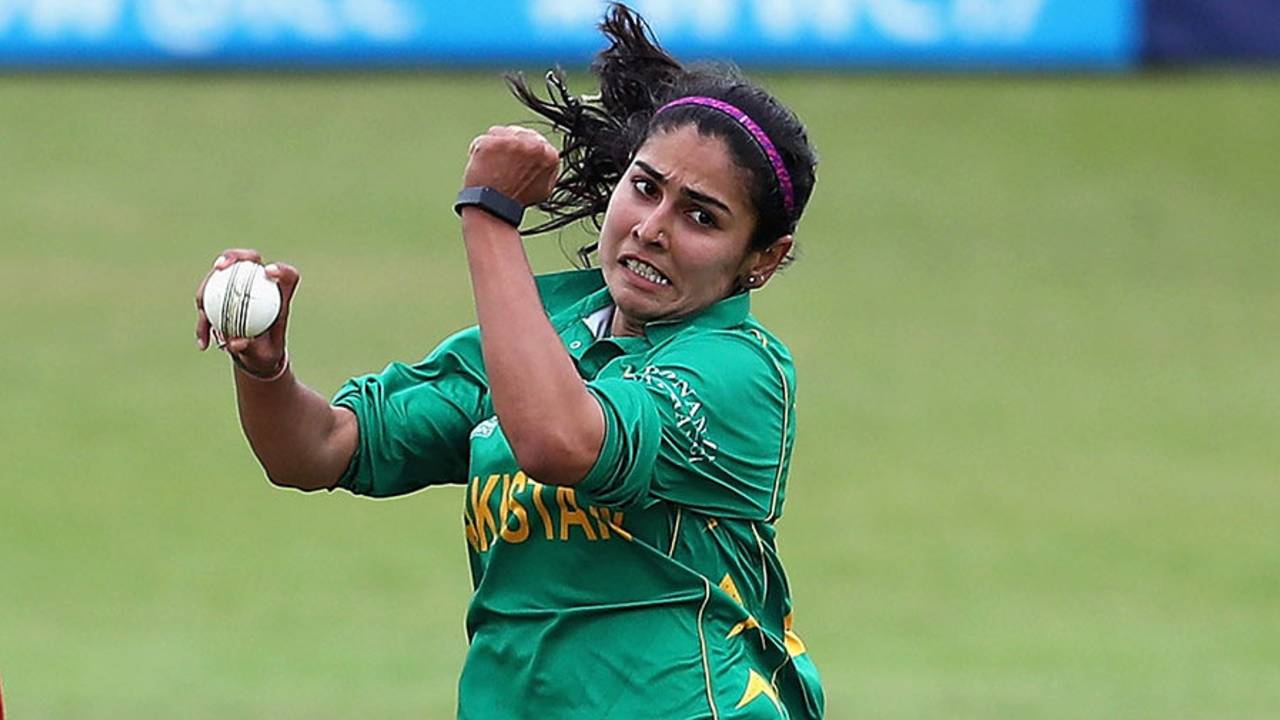 Kainat Imtiaz sends down a delivery, Pakistan v Sri Lanka, Women's World Cup, Leicester, July 15, 2017
