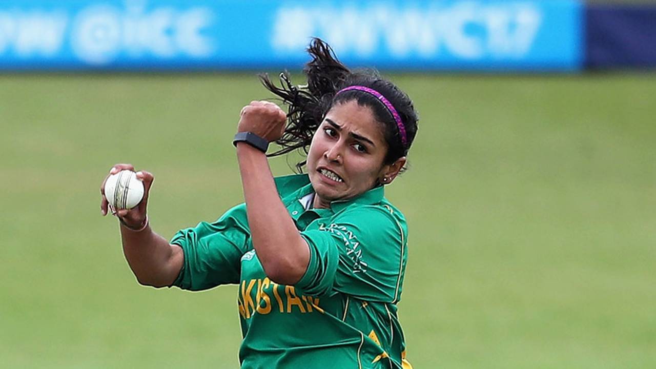 Kainat Imtiaz sends down a delivery, Pakistan v Sri Lanka, Women's World Cup, Leicester, July 15, 2017