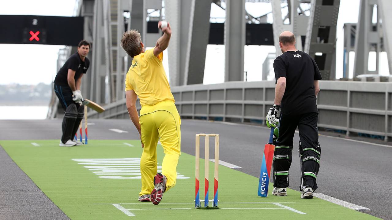 Stephen Fleming and Andy Bichel about to play cricket on Auckland Harbour Bridge, marking 100 days to go until the 2015 World Cup, October 26, 2014