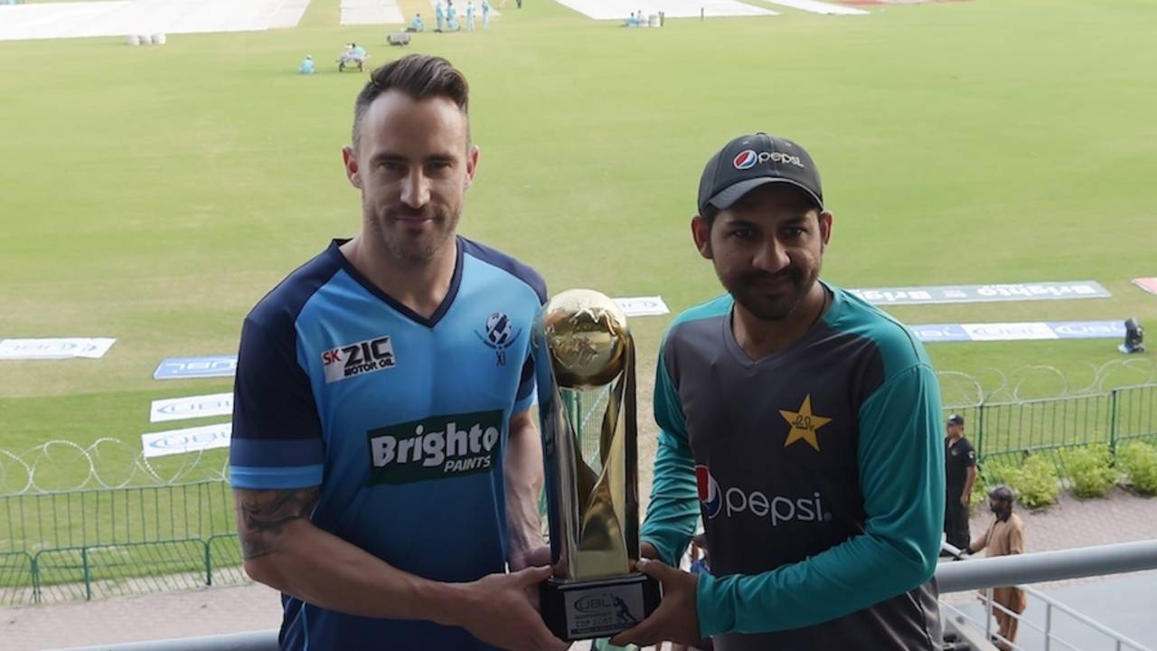 Faf du Plessis and Sarfraz Ahmed pose with the Independence Cup&nbsp;&nbsp;&bull;&nbsp;&nbsp;AFP