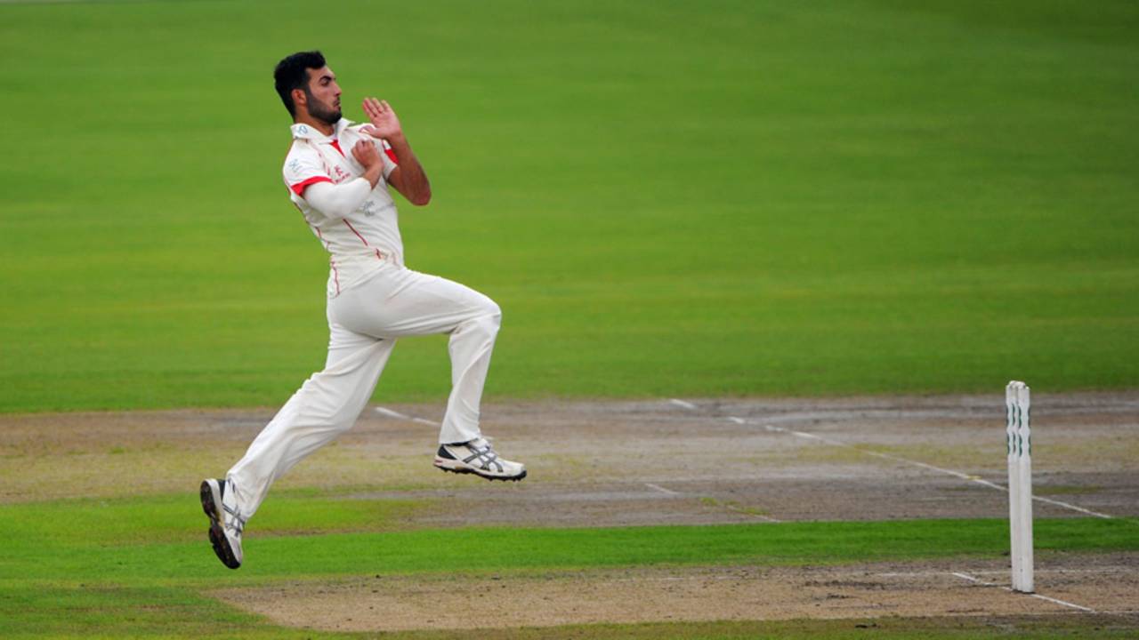 Saqib Mahmood bowls for Lancashire&nbsp;&nbsp;&bull;&nbsp;&nbsp;Getty Images