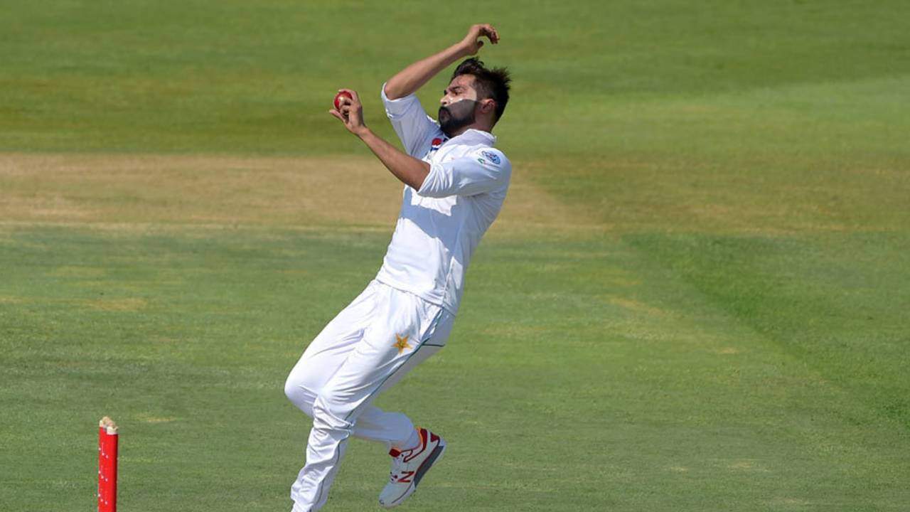 Mohammad Amir in his delivery stride, Pakistan v Sri Lanka, 1st Test, 1st day, Abu Dhabi, 28 September, 2017