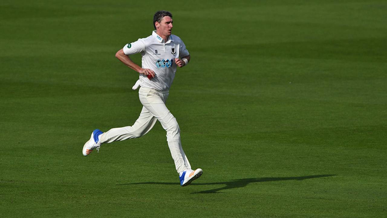 Steve Magoffin bowls for Sussex, Sussex v Worcestershire, Specsavers Championship Division Two, Hove, June 3, 2017