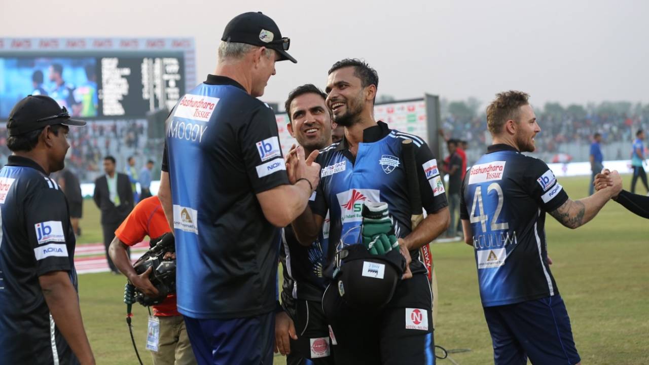 Mashrafe Mortaza celebrates Rangpur's win with head coach Tom Moody&nbsp;&nbsp;&bull;&nbsp;&nbsp;Raton Gomes/BCB