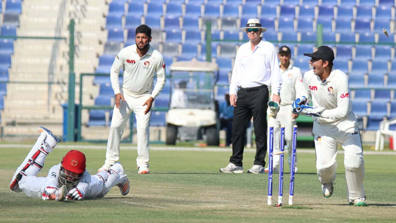Afsar Zazai dives to make his ground in search of quick runs before Afghanistan's declaration, UAE v Afghanistan, 2015-17 Intercontinental Cup, 2nd day, Abu Dhabi, November 30, 2017