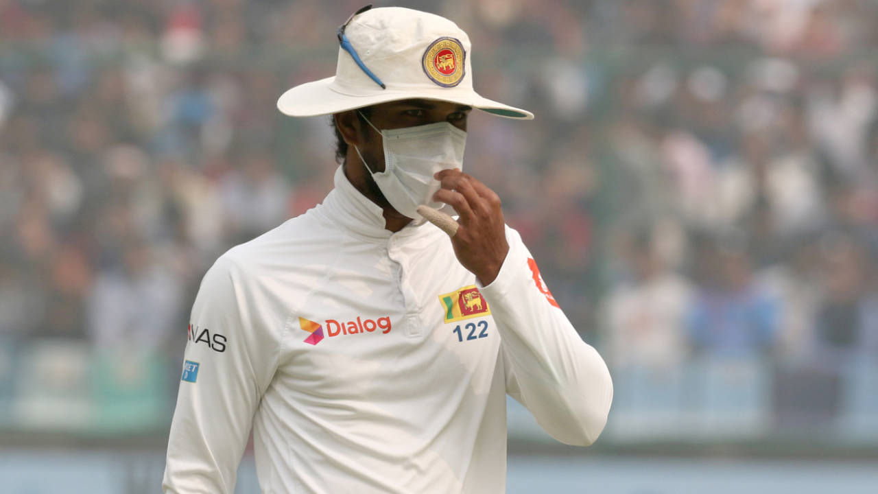 Dinesh Chandimal walks off the field donning an anti-pollution mask, India v Sri Lanka, 3rd Test, Delhi, 2nd day, December 3, 2017