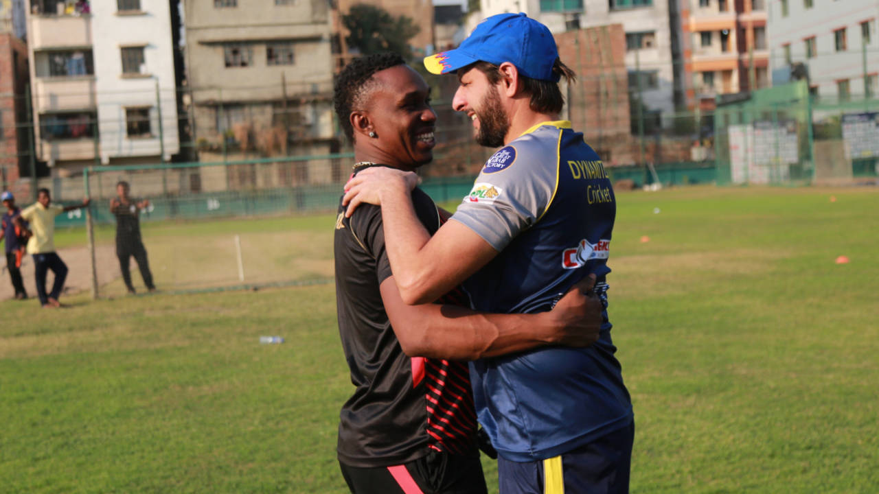 Dwayne Bravo and Shahid Afridi share a light moment ahead of the first qualifier, Dhaka, December 7, 2017