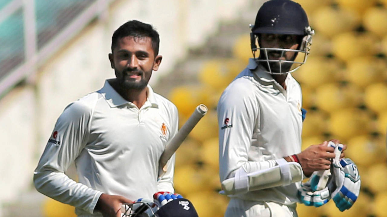 Shreyas Gopal (left) and S Aravind added a rapid 92 for the last wicket to haul Karnataka past 550, Mumbai v Karnataka, Ranji Trophy 2017-18, quarter-finals, 3rd day, Nagpur, December 9, 2017
