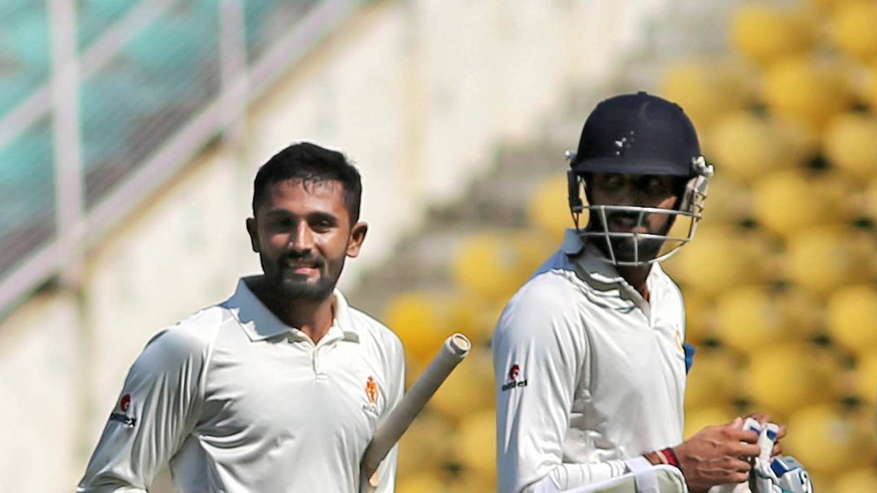 Shreyas Gopal (left) and S Aravind added a rapid 92 for the last wicket to haul Karnataka past 550, Mumbai v Karnataka, Ranji Trophy 2017-18, quarter-finals, 3rd day, Nagpur, December 9, 2017