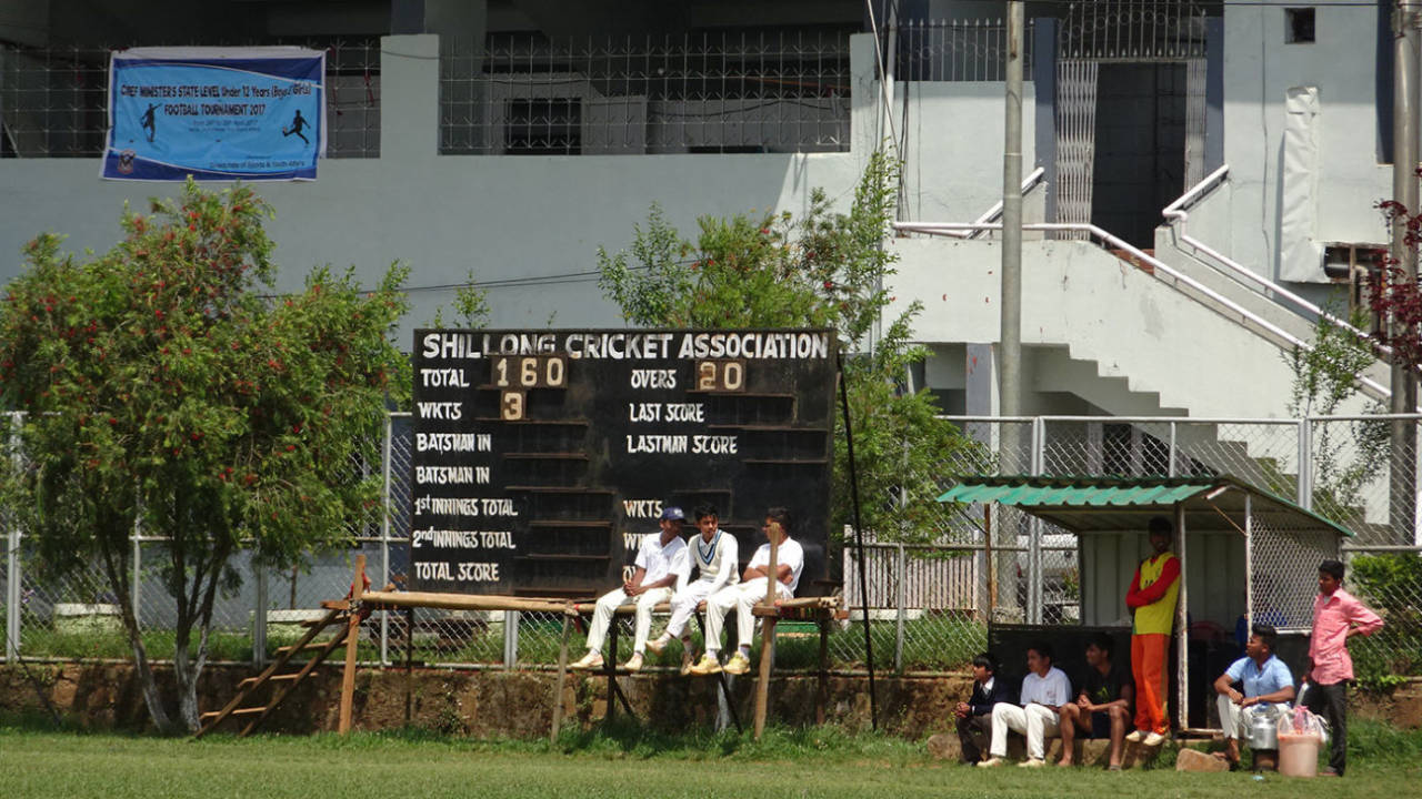 The scoreboard doubles up as a mini dugout at a schools match at the Nehru sports complex&nbsp;&nbsp;&bull;&nbsp;&nbsp;Sharda Ugra/ESPNcricinfo Ltd
