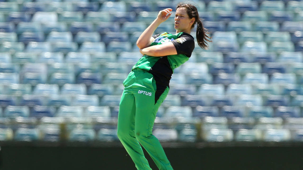 Gemma Triscari reacts to a boundary, Perth Scorchers v Melbourne Stars, Women's Big Bash  League 2017-18, Perth, December 27, 2017