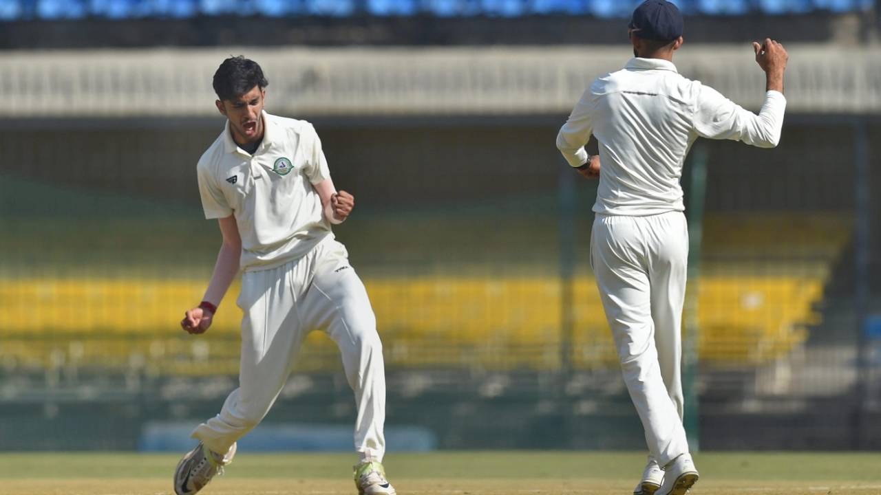 Debutant Aditya Thakare took a wicket in the final's first over, Vidarbha v Delhi, Ranji Trophy 2017-18 final, Indore, 1st day, December 29, 2017