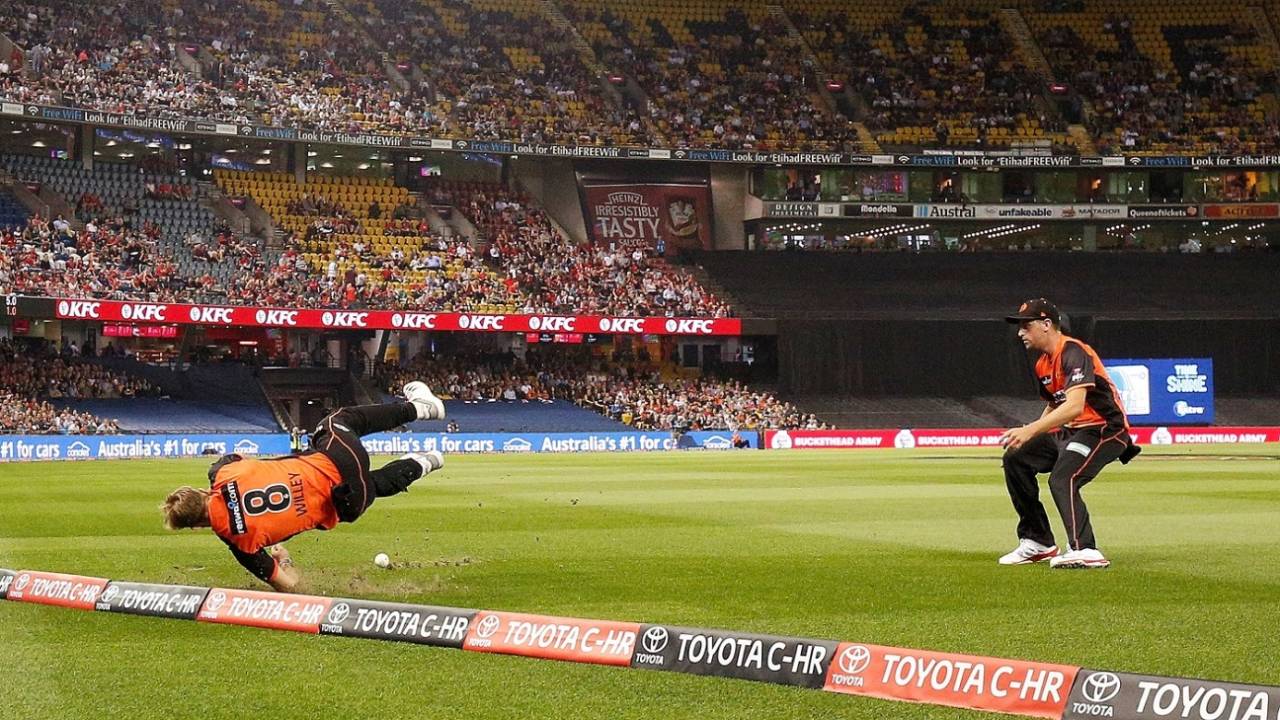 David Willey saves a boundary, Melbourne Renegades v Perth Scorchers, Big Bash League 2017-18, Melbourne, December 29, 2017