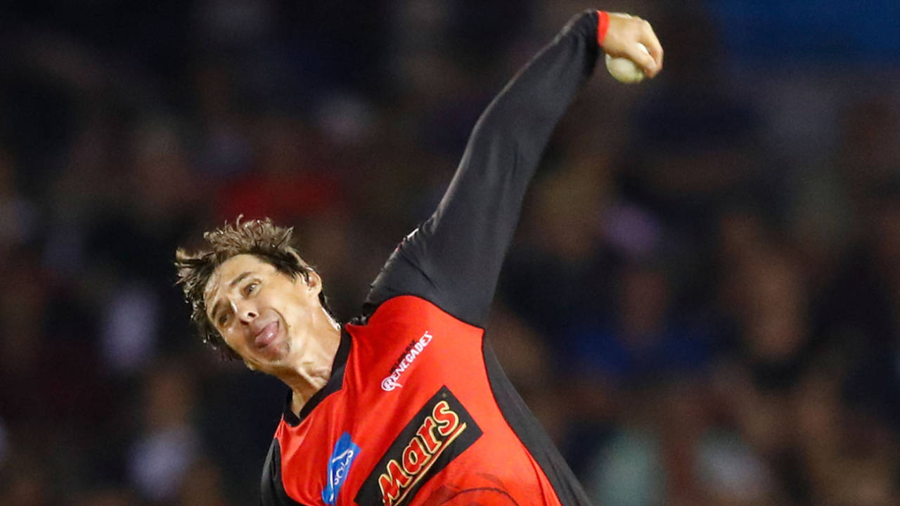 Brad Hogg picked up two wickets and only conceded 16 in his four overs, Melbourne Renegades v Perth Scorchers, BBL 2017-18, Docklands Stadium, December 29, 2017