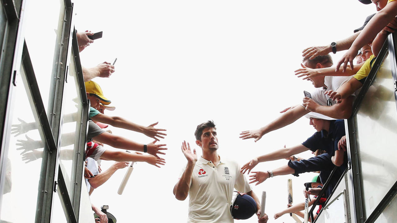 Alastair Cook takes the applause as he leaves the field, Australia v England, 4th Ashes Test, Melbourne, 3rd day, December 28, 2017