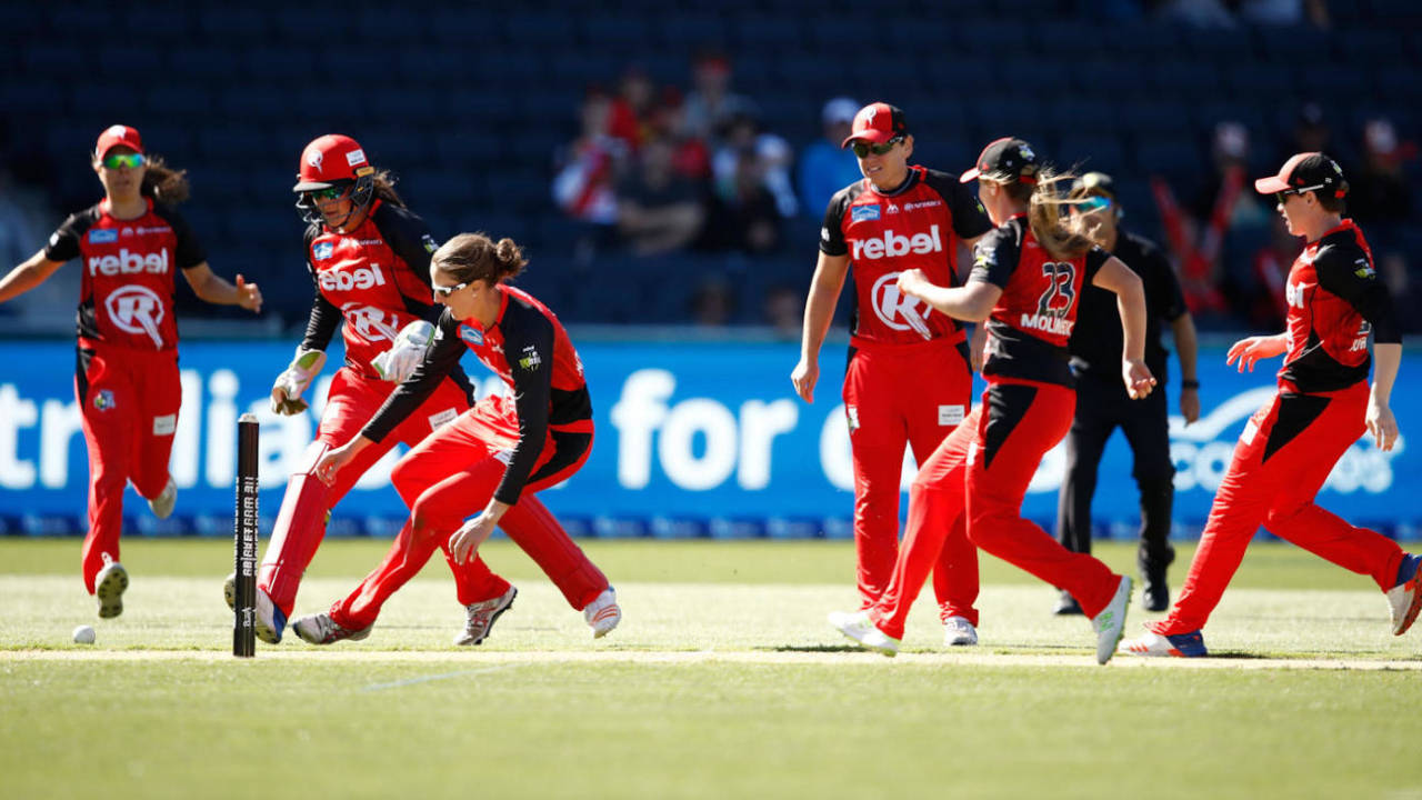 Amy Satterthwaite attempts a run out of Sarah Aley off the final ball of the Sixers chase, Melbourne Renegades v Sydney Sixers, Women's Big Bash League 2017-18, Victoria, January 3, 2018