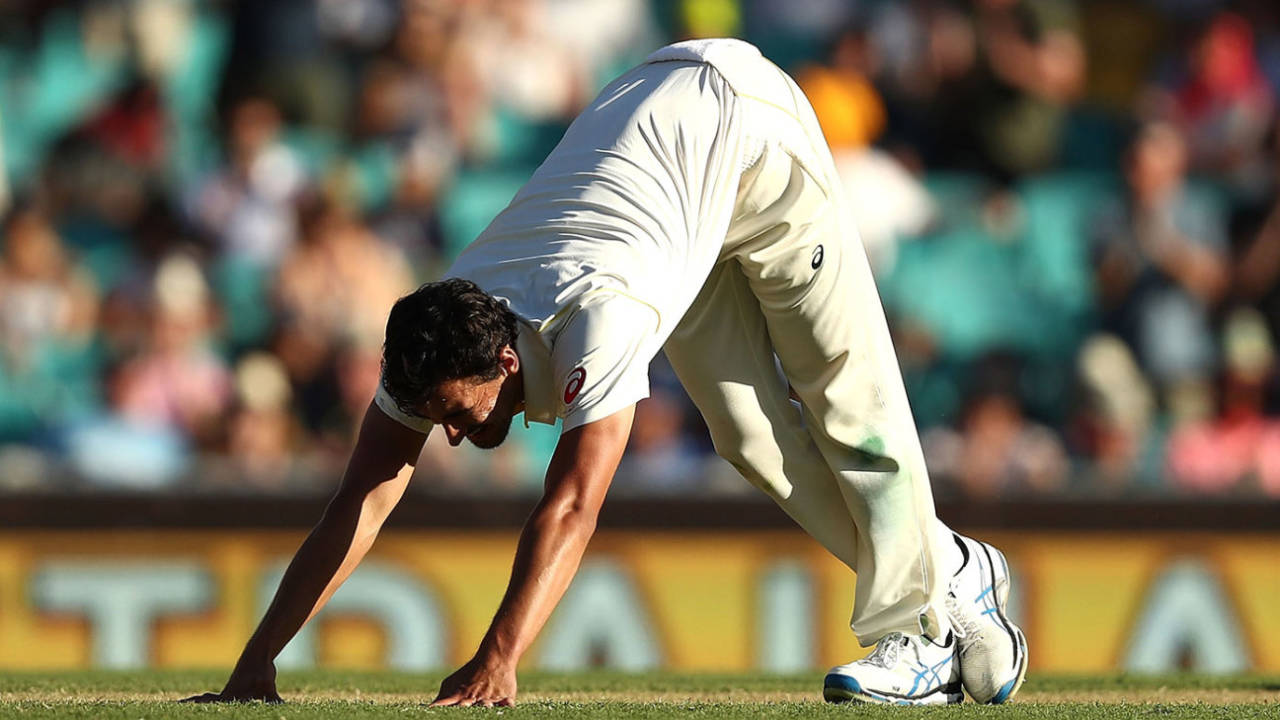 Mitchell Starc did not look comfortable before the new ball was taken, Australia v England, 5th Ashes Test, Sydney, 1st day, January 4, 2018