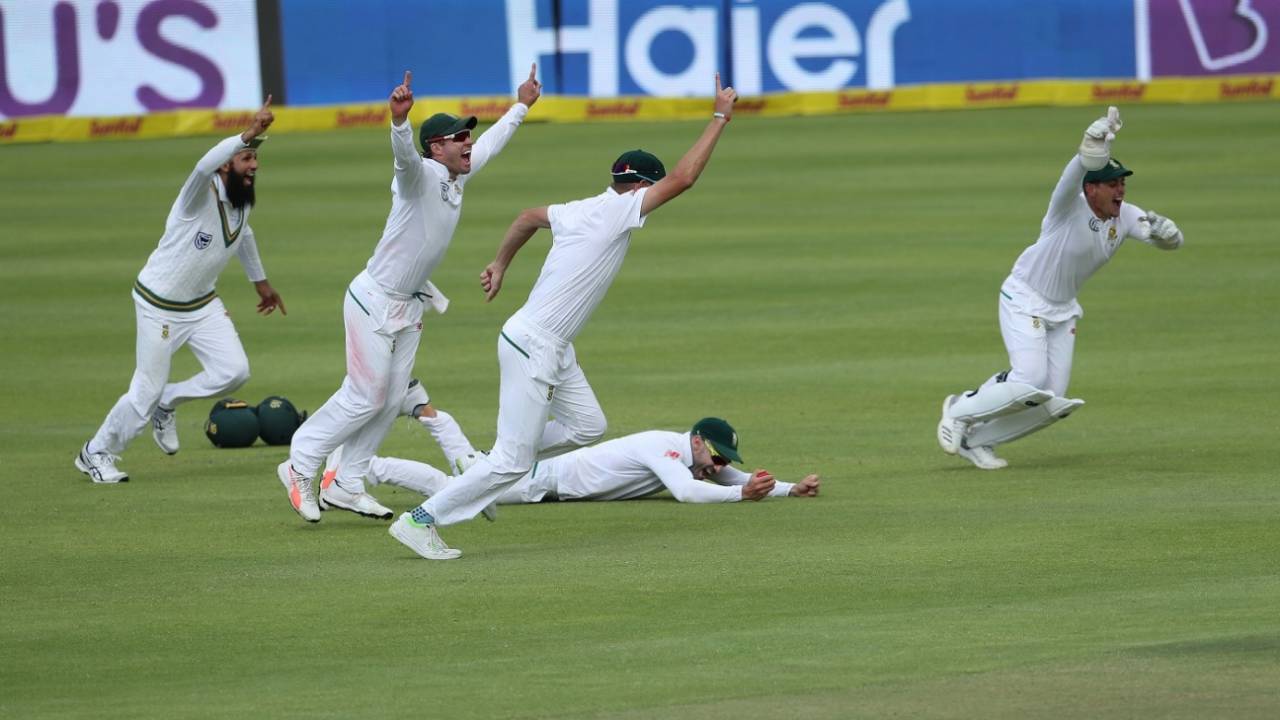 The South Africa players celebrate after Faf du Plessis completes the winning catch, South Africa v India, 1st Test, Cape Town, 4th day, January 8, 2018