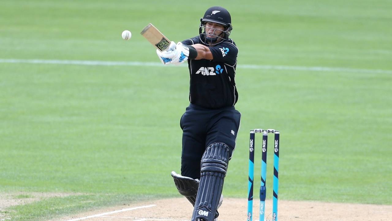 Ross Taylor rolls his wrists over a pull, New Zealand v Pakistan, 3rd ODI, Dunedin, January 13, 2018