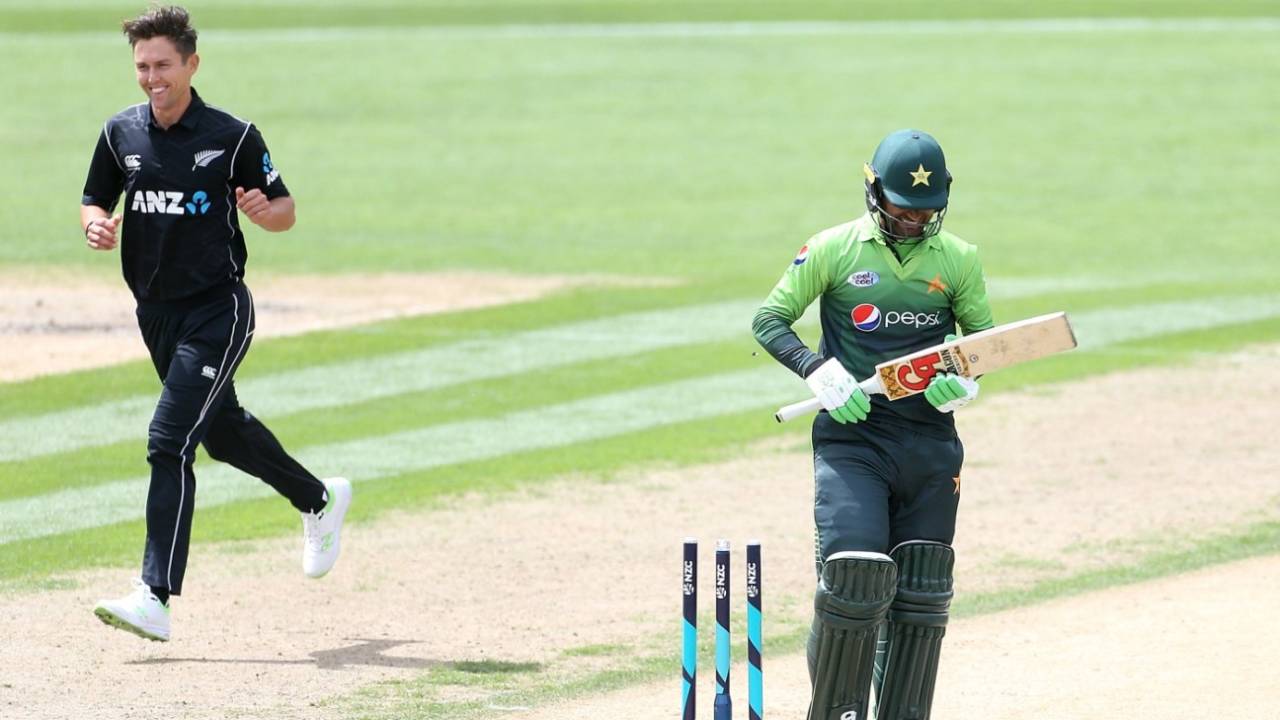Fakhar Zaman was bowled by Trent Boult in the fourth over, New Zealand v Pakistan, 3rd ODI, Dunedin, January 13, 2018